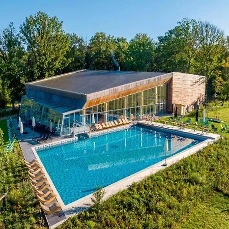 Spacious Mansion For 4 Guests